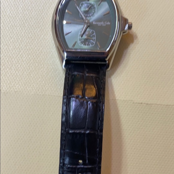 Kenneth Cole green face - Picture 2 of 4